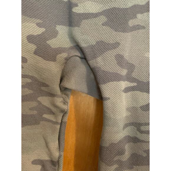 Spanx Capri Legging Camo Green Print Women's Size Medium Workout - Picture 3 of 7